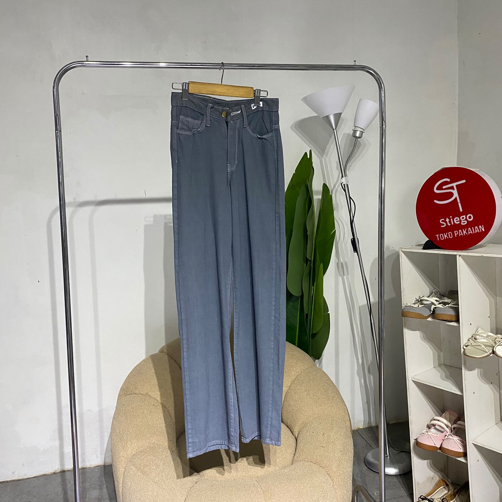 Celana wanita jeans loose grey