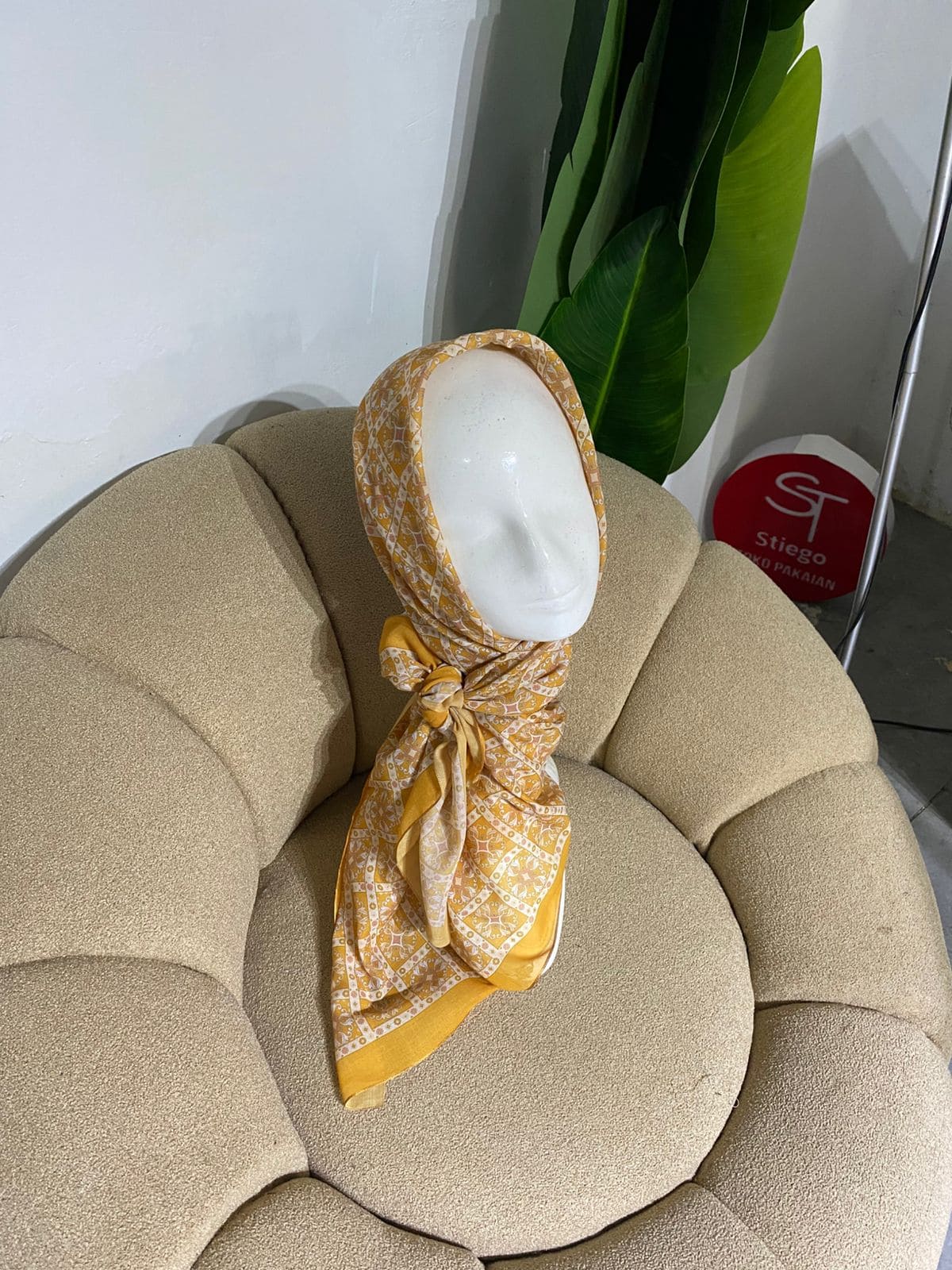 Hijab wanita segi empat motif premium