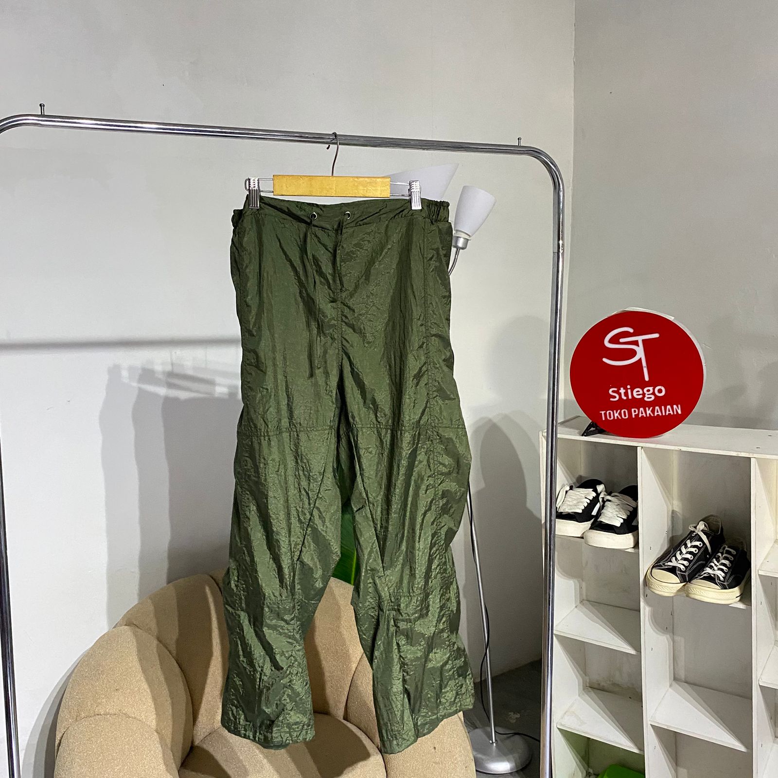 Celana nilon parasut pria slim fit
