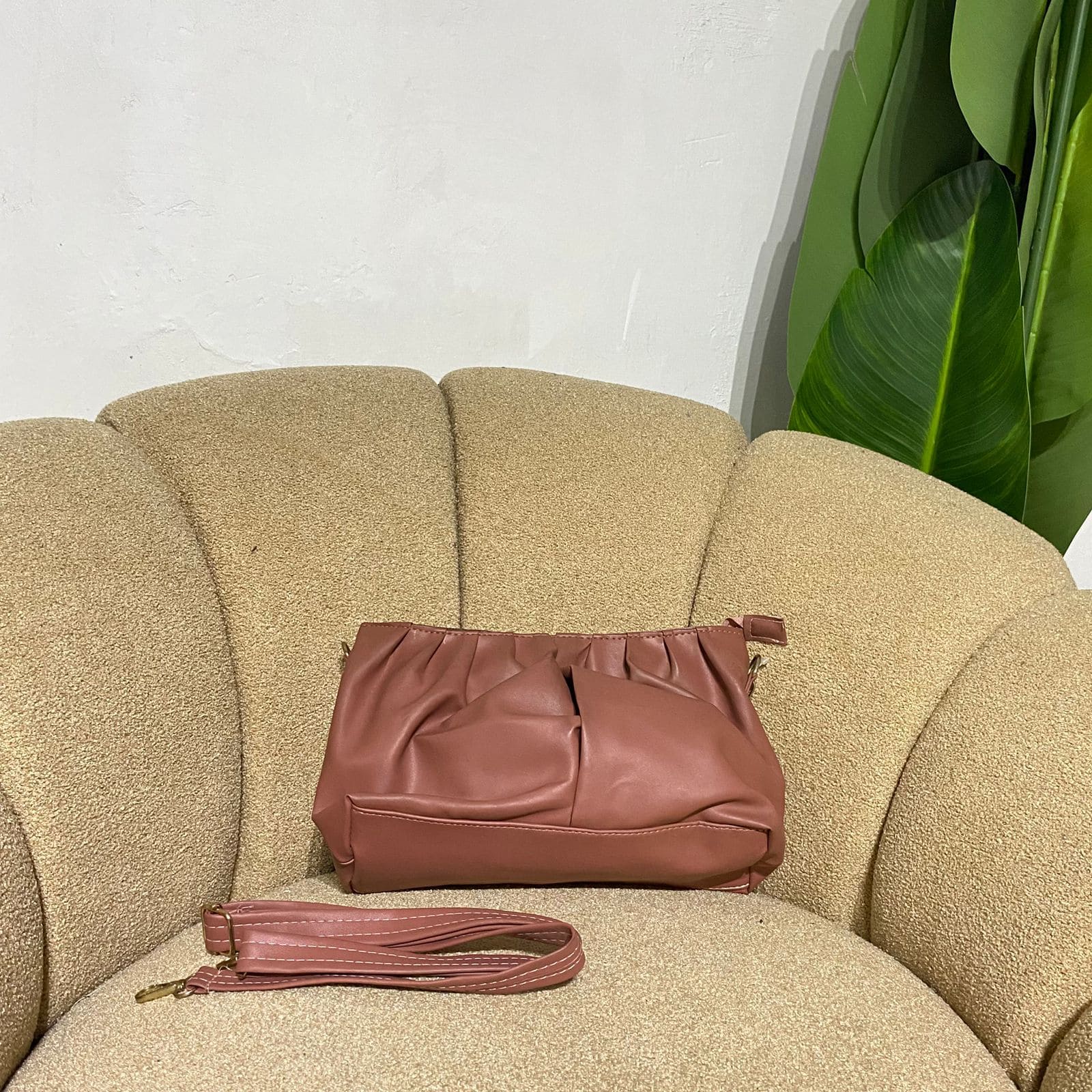Tas slempang wanita motif lolos