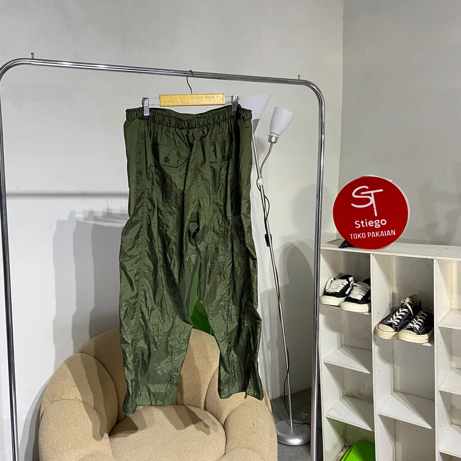 Celana nilon parasut pria slim fit